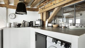 Een koelkast, een magnetron, een kookplaat