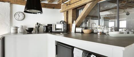 Réfrigérateur, micro-ondes, plaque de cuisson, cafetière/bouilloire