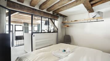 1 slaapkamer, een bureau, een strijkplank/strijkijzer, reisbedje