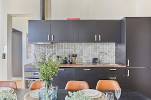 Coffee/tea maker, fridge, microwave, stovetop - Sublim et new apartement Place Vendome Opéra (Paris)