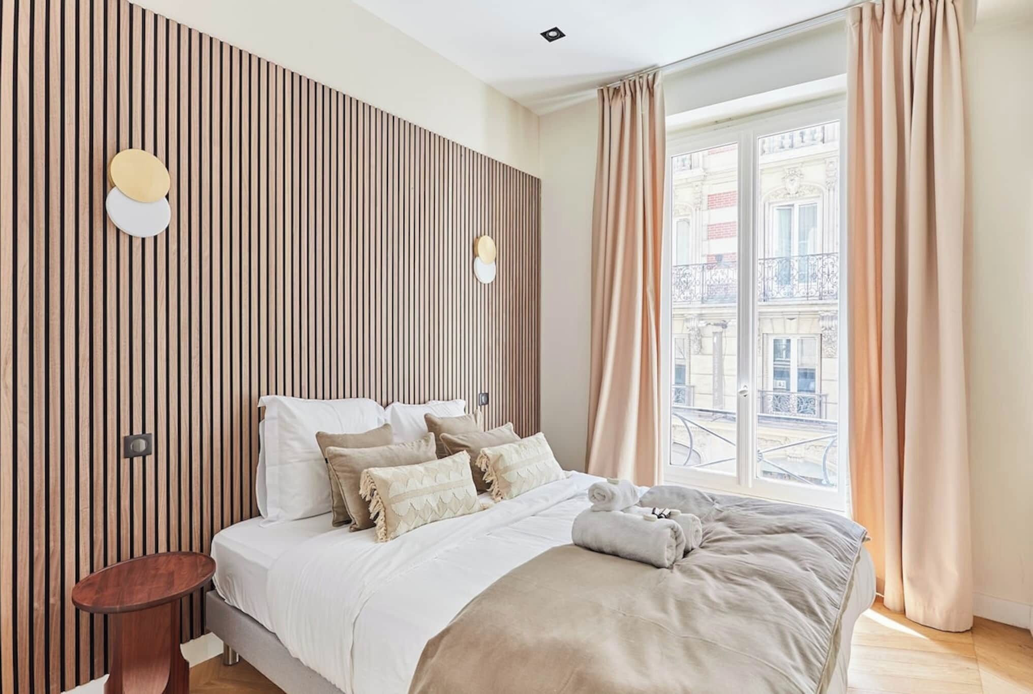 3 bedrooms, desk, iron/ironing board, travel crib