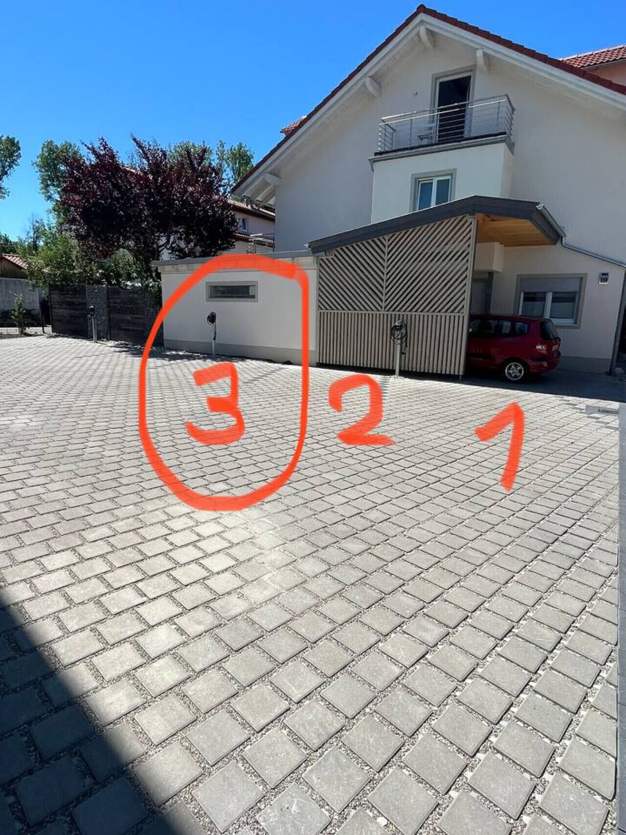 Een woonwijk met een verharde oprit naar een huis met een garage.