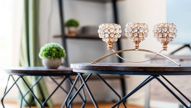A table with a geometric metal frame and two candle holders with crystal embellishments. - 90m2 Loft I Kaffee I Terrasse I E-Parkplatz (Rosenheim)