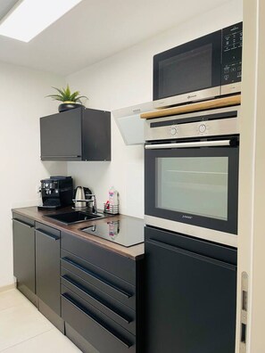 Refrigerador, microondas, horno y parrilla de estufa 