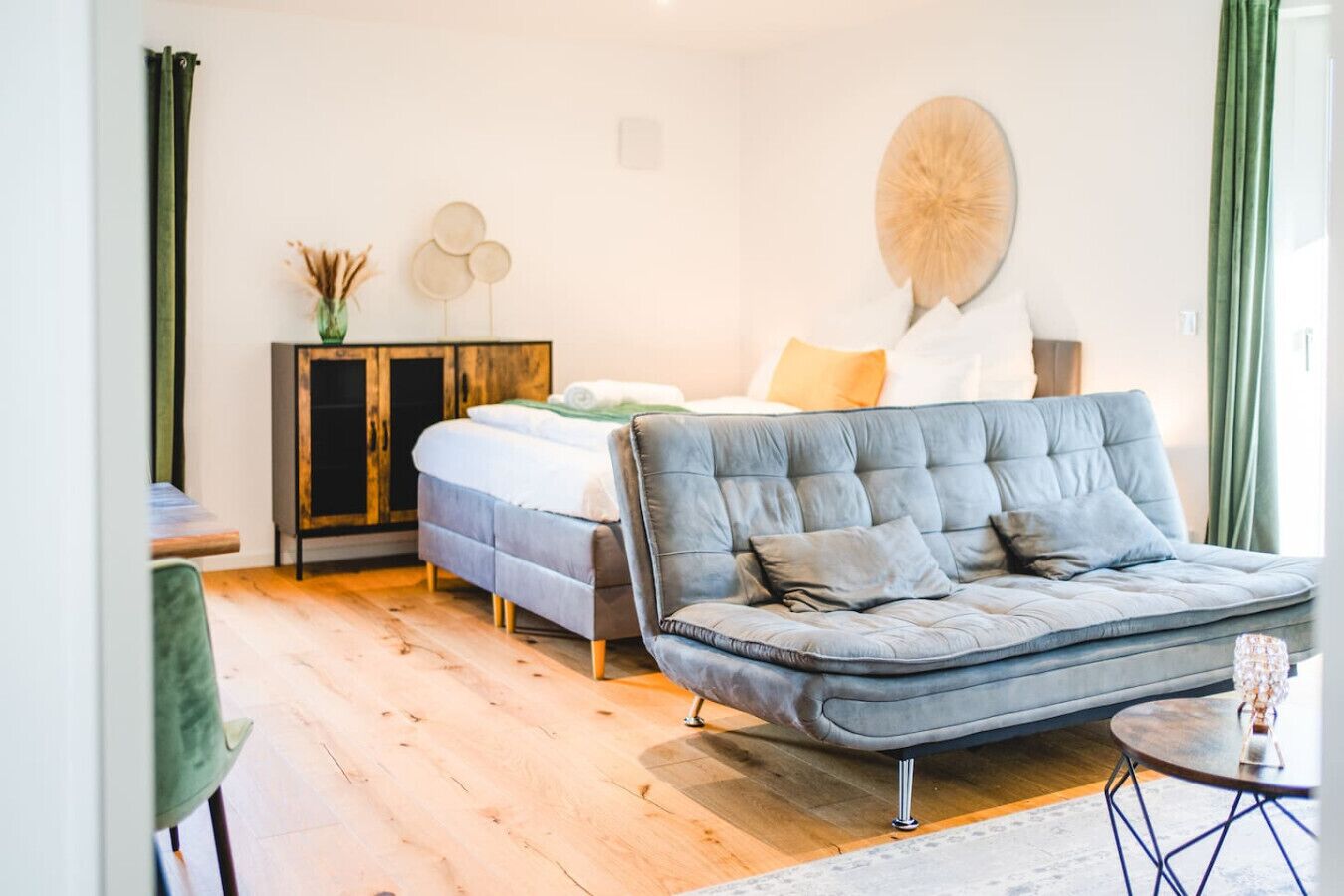 2 Schlafzimmer, Schreibtisch, Bügeleisen/Bügelbrett, Reisekinderbett
