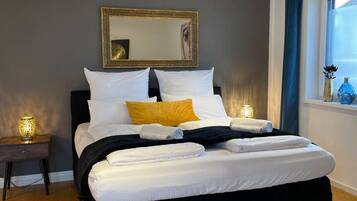 2 habitaciones, escritorio y tabla de planchar con plancha