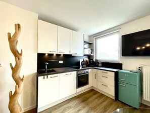 Køleskab, mikrobølgeovn, ovn, kogeplade