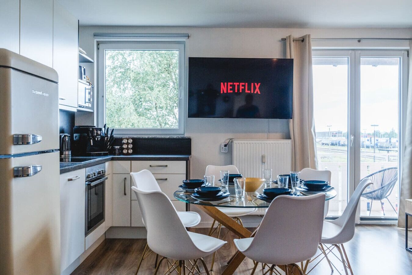 Frigorífico, microondas, horno y placa de cocina