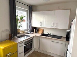 Kjøleskap, mikrobølgeovn, ovn og kokeplater