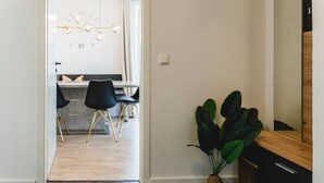 Una cocina moderna con comedor, una planta grande y un armario de madera.