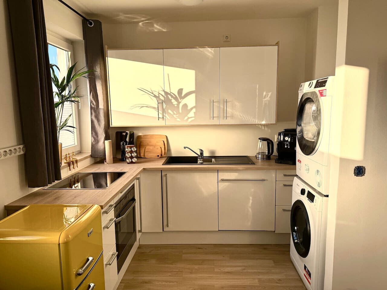 Frigorífico, microondas, horno y placa de cocina