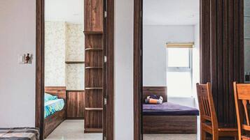 3 slaapkamers, een kluis op de kamer, een bureau