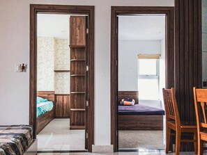 3 عدّة غرف نوم وخزنة داخل الغرفة ومكتب ومكواة/لوح كي