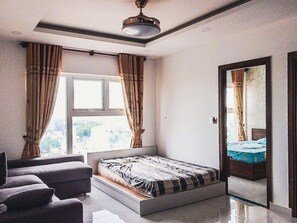 3 chambres, coffres-forts dans les chambres, bureau