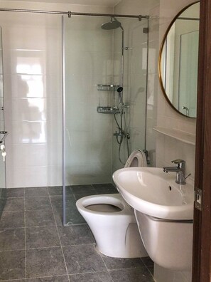 تجهيزات دش، مجففات شعر، مراحيض شطف، مناشف