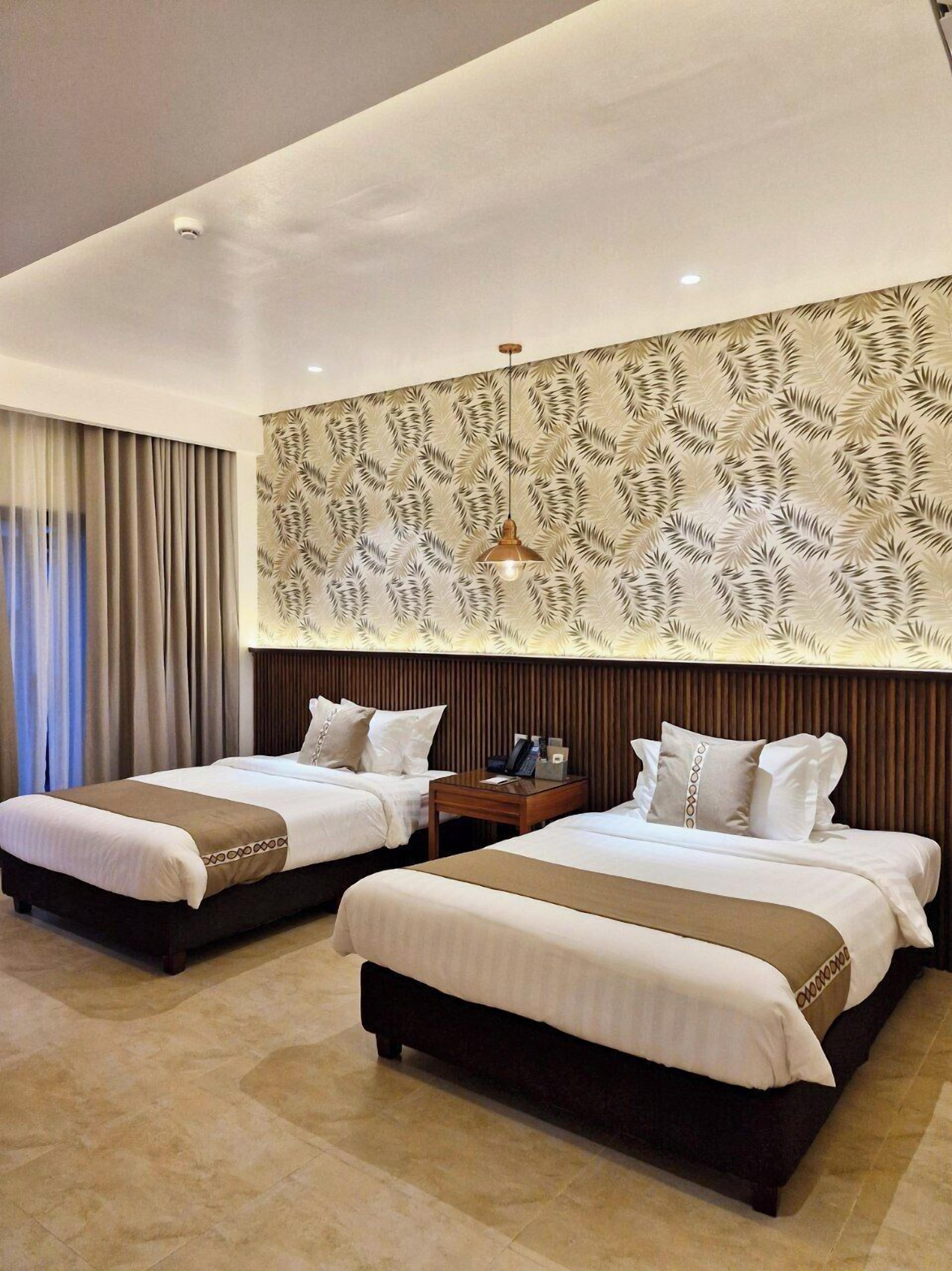 Tomannsrom – premier, bakgårdsutsikt | Safe på rommet, skrivebord og skrivebord for bærbar PC