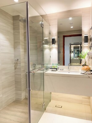 Executive Suite, 1 King Bed, Balcony, Pool View | Bathroom | Shower, hair dryer, slippers, bidet - The Tropics at MacArthur Park Resort and Convention Center (Palo)