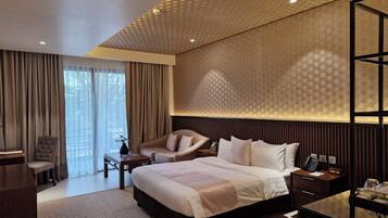 Caja de seguridad en la habitación y escritorio