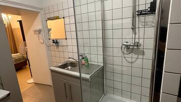 Basic-lejlighed | Badeværelse | Bruser, gratis toiletartikler, hårtørrer, håndklæder