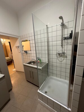 Basic-lejlighed | Badeværelse | Bruser, gratis toiletartikler, hårtørrer, håndklæder