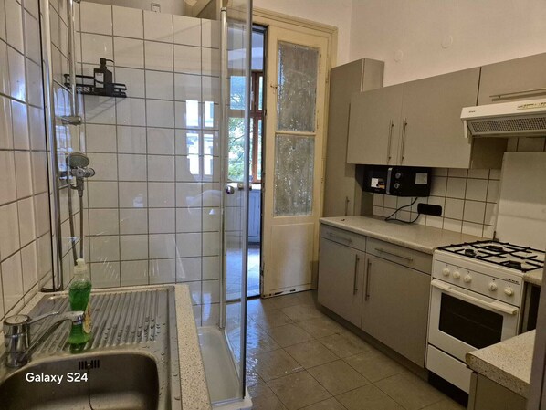 Departamento básico | Cocina privada | Frigobar, microondas, horno y parrilla de estufa 