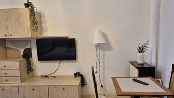 Basic-Apartment | Eigene Küche | Mini-Kühlschrank, Mikrowelle, Ofen, Herdplatte