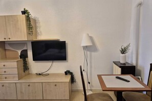 Departamento básico | Cocina privada | Frigobar, microondas, horno y parrilla de estufa 