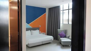 Familiekamer | Een minibar, een kluis op de kamer, een bureau, een laptopwerkplek