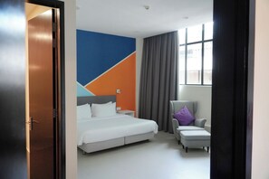 Family Room | Bar mini, peti besi dalam bilik, meja, ruang kerja komputer riba 