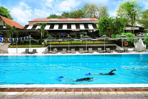 2 ulkouima-allasta avoinna 7.00–22.00, aurinkovarjoja, aurinkotuoleja