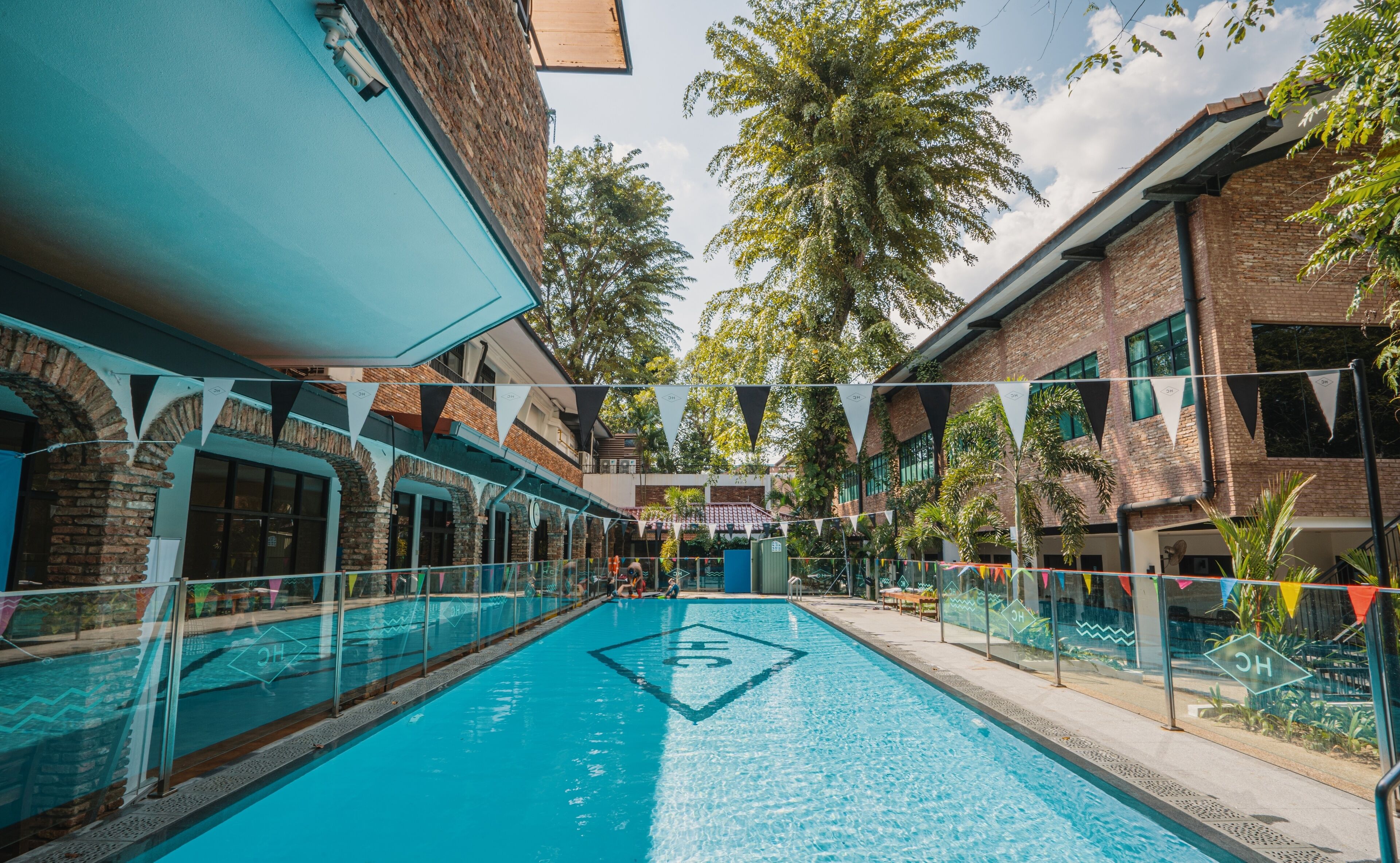 2 Außenpools, geöffnet von 07:00 Uhr bis 22:00 Uhr, Sonnenschirme