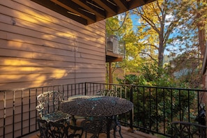 Outdoor dining - Peaceful Mountain Cabin w/ Decks & Private Beach Access | Pine Haven (Lake Arrowhead)