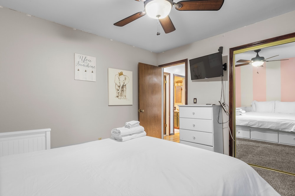 Curated visual reference: Gallery Detail: Peaceful Mountain Cabin W Decks Private Beach Access