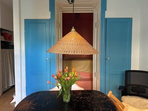 Een strijkplank/strijkijzer, wifi, beddengoed