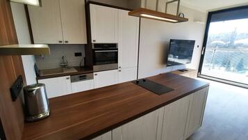 Fridge, dishwasher, coffee/tea maker, toaster