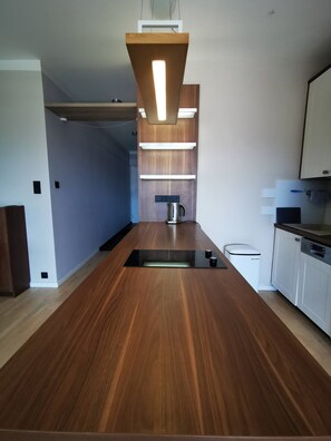 ثلاجة، غسالة أطباق، ماكينة لصنع القهوة/الشاي، محمصة خبز