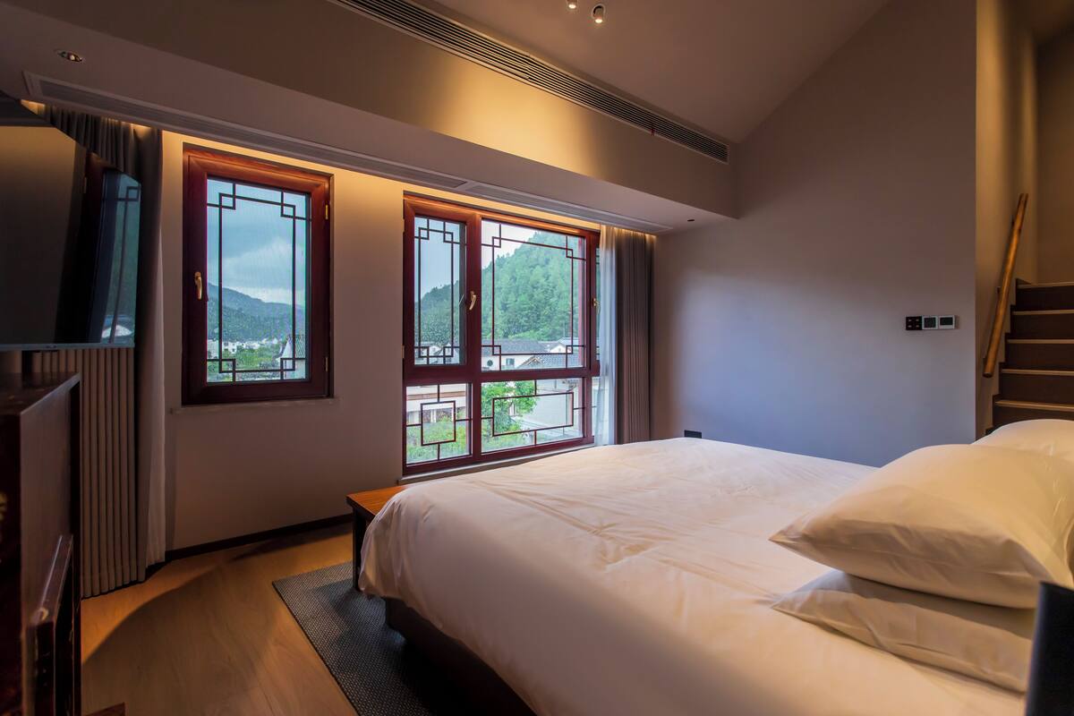 Elite Twin Room, Courtyard View | Premium bedding, down duvets, desk, laptop workspace