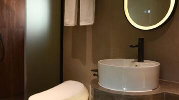 Basic Double Room, Courtyard View | Bathroom