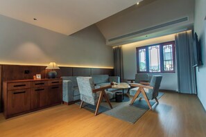 Familien-Zweibettzimmer, Blick auf den Innenhof | Hochwertige Bettwaren, Daunenbettdecken, Schreibtisch