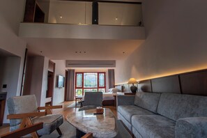 Family Twin Room, Courtyard View | Premium bedding, down comforters, desk, laptop workspace - Wu Yi Creekside Homestay (Jingdezhen)