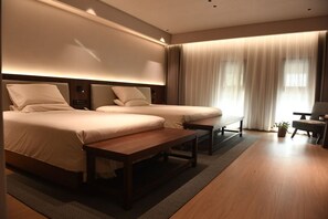 豪華雙床房, 庭園景 | 高級寢具、羽絨被、書桌、免費 Wi-Fi