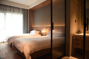 Business Twin Room, Courtyard View | Peralatan tempat tidur premium, gebar bulu kapas, meja 