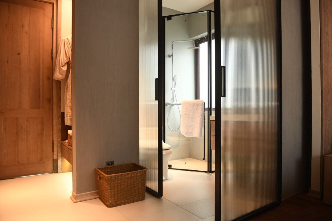 Business Double Room, Courtyard View | Bathroom | Shower, rainfall showerhead, free toiletries, hair dryer