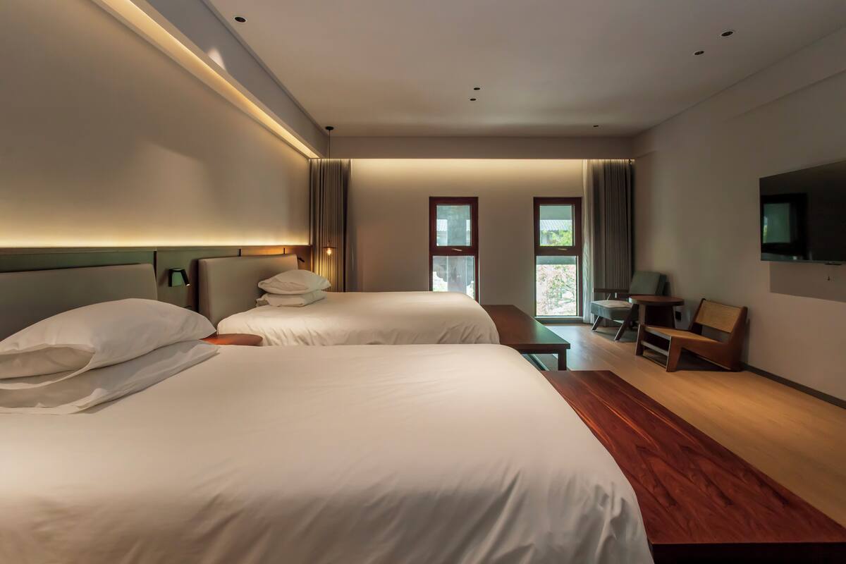 Premium bedding, down comforters, desk, laptop workspace