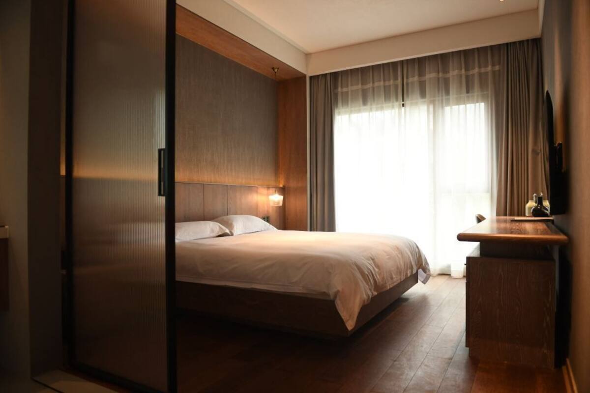 Business Double Room, Courtyard View | Premium bedding, down comforters, desk, laptop workspace