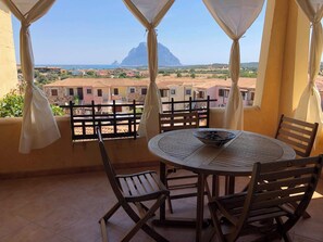 Outdoor dining - Villa Tavolara sea view Porto San Paolo (Porto San Paolo)