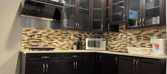 VANCOUVER 2BR SUITE WITH PRIVATE ENTRANCE-NEAR YVR/DT/RMD-FREE PARKING