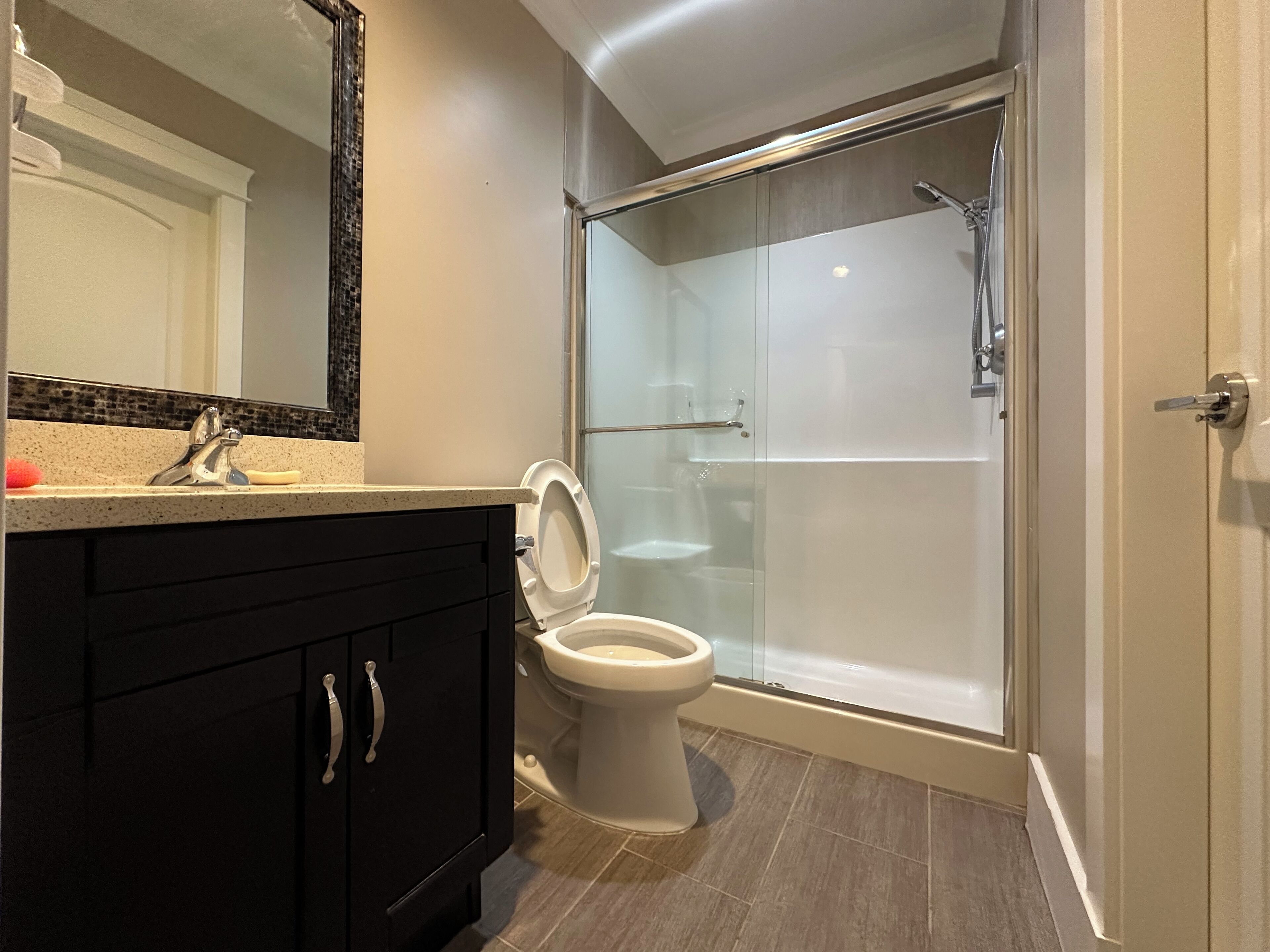 Secadora de cabello, toallas, jabón, papel de baño 