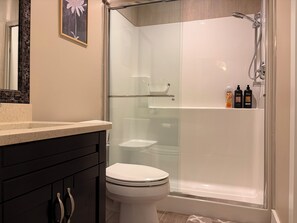 Haartrockner, Handtücher, Seife, Shampoo