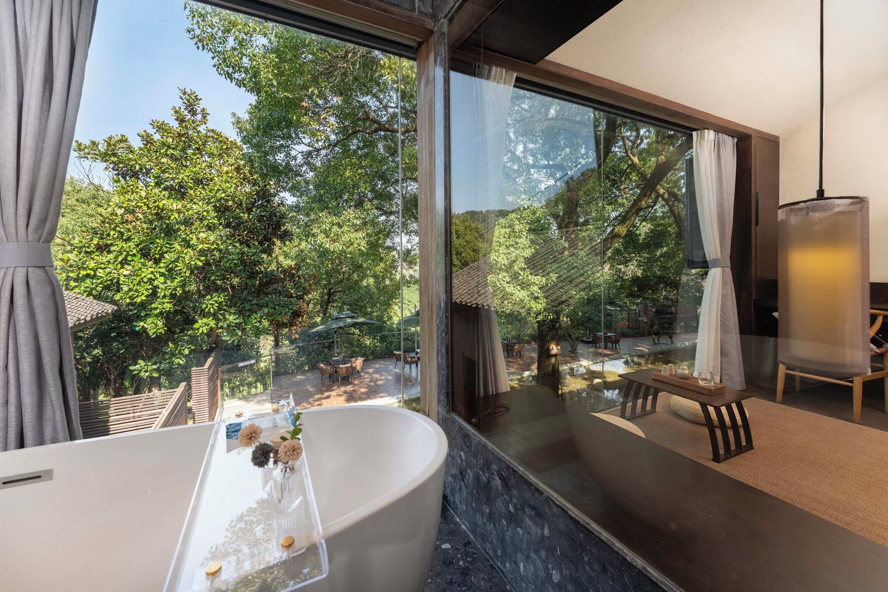 Artículos de tocador gratuitos, secador de pelo, pantuflas, toallas